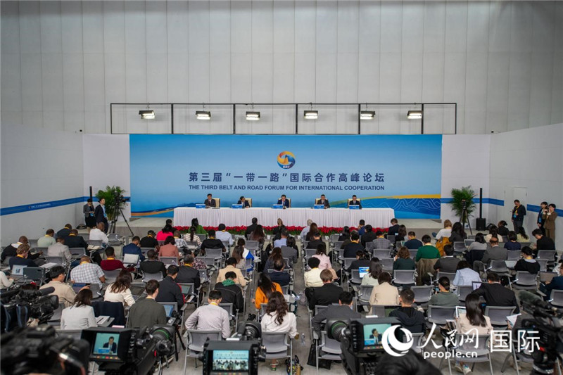 10月16日，第三屆“一帶一路”國際合作高峰論壇新聞中心在北京國家會議中心舉行首場吹風(fēng)會，邀請自然資源部國際合作司和相關(guān)單位負(fù)責(zé)人介紹有關(guān)情況，并回答記者提問。人民網(wǎng)記者 翁奇羽攝