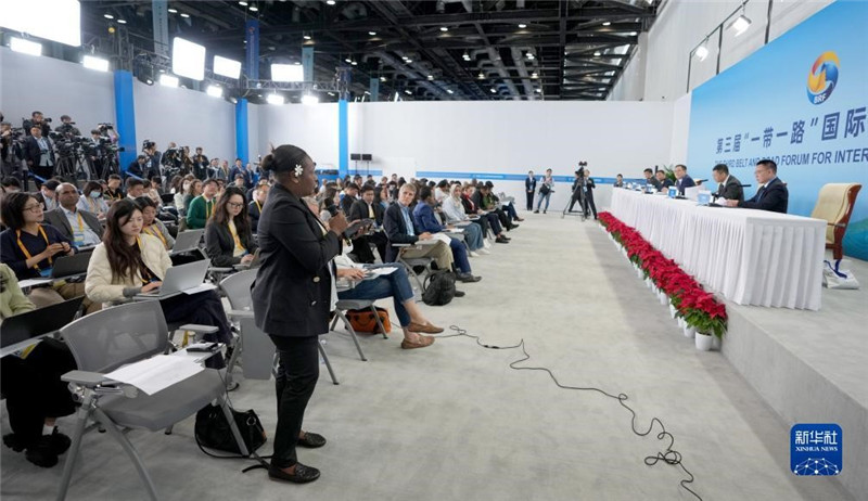 10月16日，第三屆“一帶一路”國際合作高峰論壇新聞中心在北京國家會議中心舉行首場吹風(fēng)會，邀請自然資源部國際合作司和相關(guān)單位負(fù)責(zé)人介紹有關(guān)情況，并回答記者提問。新華社記者 王毓國攝