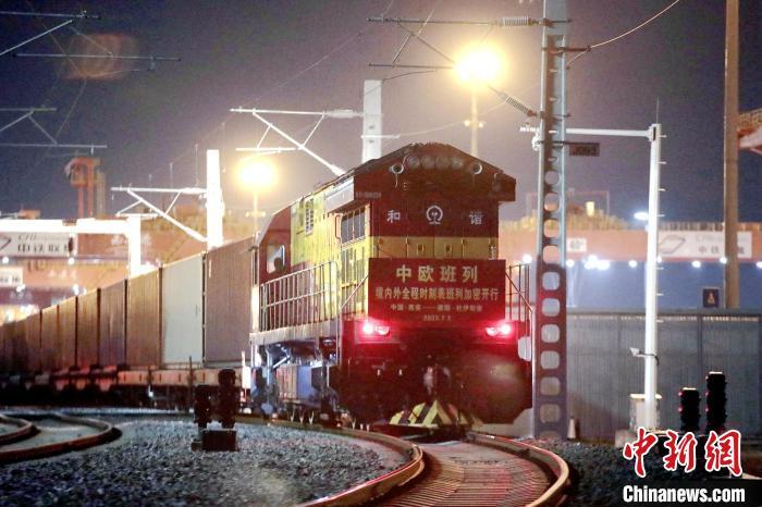 圖為中歐班列整裝待發(fā)?！＄姾擦?攝