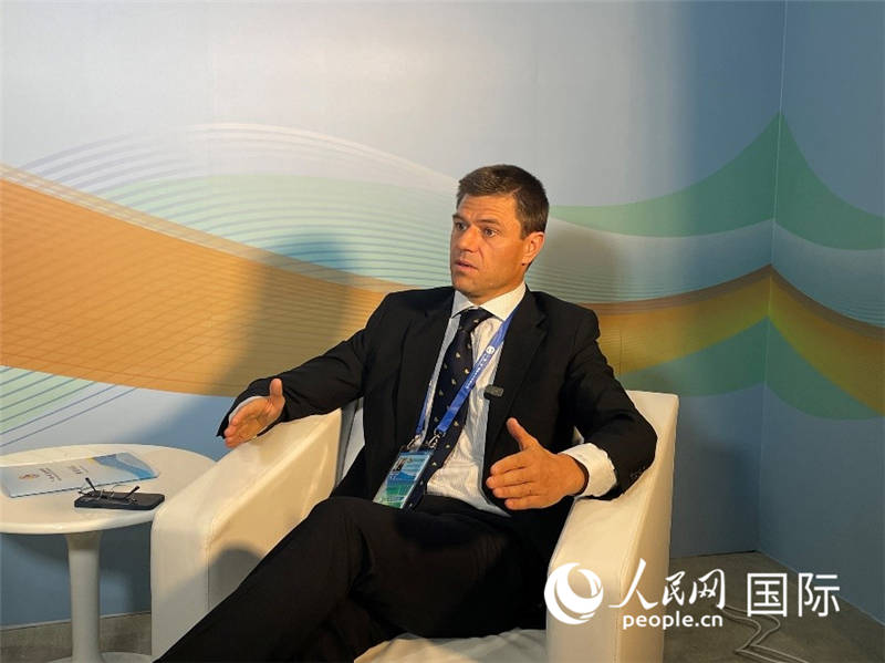 葡中工商會秘書長伯納德?門迪亞接受采訪。 人民網(wǎng)記者 張榮攝