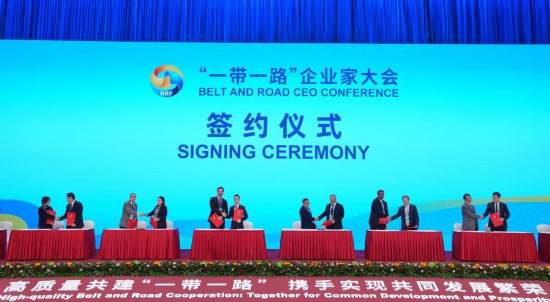 　　這是10月17日拍攝的簽約儀式現(xiàn)場。當日，“一帶一路”企業(yè)家大會在北京召開。（新華社記者王毓國攝）