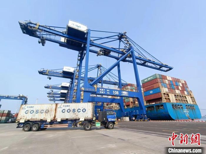 圖為海南洋浦國(guó)際集裝箱碼頭，卡車將集裝箱從后方堆場(chǎng)運(yùn)往碼頭裝卸區(qū)?！?jiān)潞?攝
