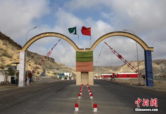 5月5日，瓜達爾港出入口的拱門。瓜達爾港是阿拉伯海沿岸的一座天然不凍良港，也是中巴經(jīng)濟走廊的南端起點。中國公司自2013年開始取得瓜達爾港的運營權，目前各項工作逐步展開。盡管自然條件差、物資匱乏，但瓜達爾卻有著重要的地理位置。瓜達爾是巴基斯坦通往波斯灣和阿拉伯海的大門，距離霍爾木茲海峽僅400公里。作為一帶一路有益補充的中巴經(jīng)濟走廊經(jīng)濟構架的確立，使位于巴基斯坦最南端的瓜達爾港成為中巴經(jīng)濟走廊的一個重要出海口。<a target='_blank' href='/'><p  align=
