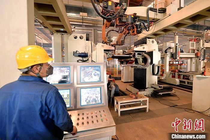 資料圖：車間內(nèi)工作人員進行機器操作。<a target='_blank' href='/' _fcksavedurl='/'><p  align=
