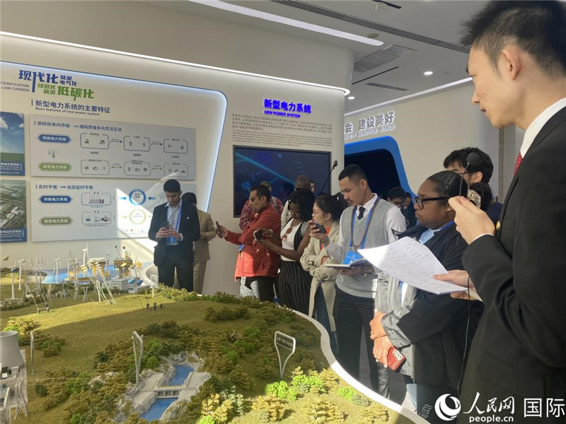 2023“一帶一路”媒體合作論壇聯(lián)合采訪團(tuán)參訪中國(guó)能建。人民網(wǎng)記者 于洋攝