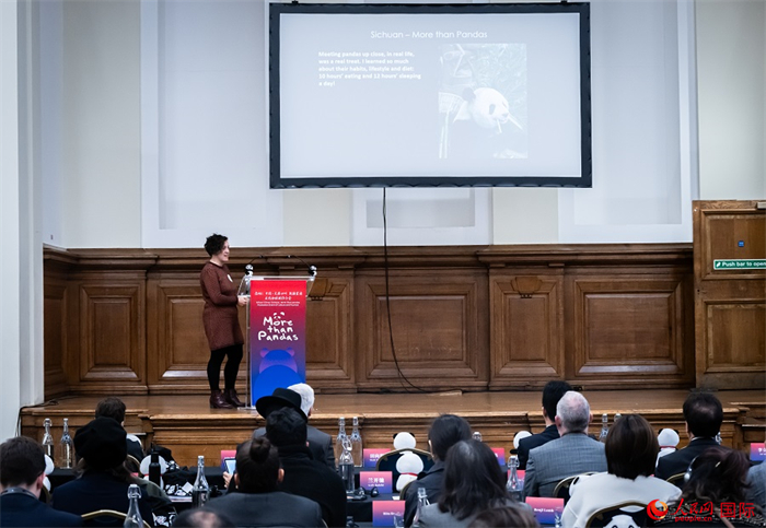 英國旅游達(dá)人瑪麗亞·拉莫爾作來川游歷主題分享。人民網(wǎng) 郭錦標(biāo)攝