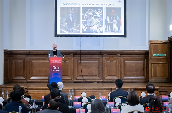 英國群英創(chuàng)意全球首席執(zhí)行官杰米·撒杰特在現(xiàn)場發(fā)言，分享如何進(jìn)一步提升四川旅游的國際影響力、吸引更多的英國游客。人民網(wǎng) 郭錦標(biāo)攝