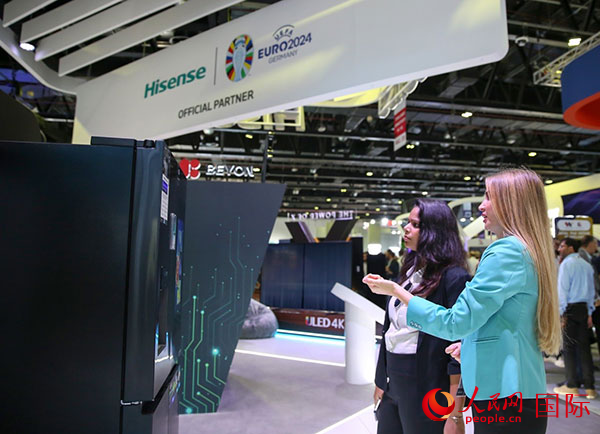 訪客在海信集團(tuán)展臺(tái)參觀。人民網(wǎng) 塔里克·易卜拉欣攝