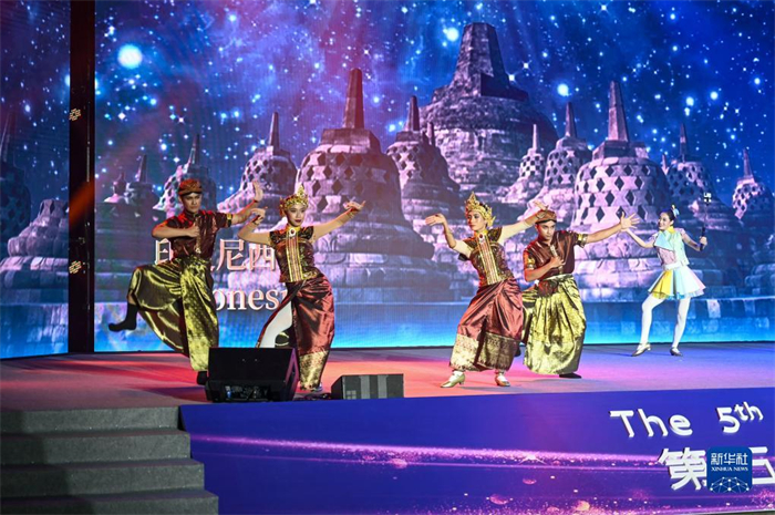 10月21日，在馬來西亞行政首都普特拉賈亞，演員在第五屆中國—東盟視聽周開幕活動上表演。新華社記者 程一恒 攝