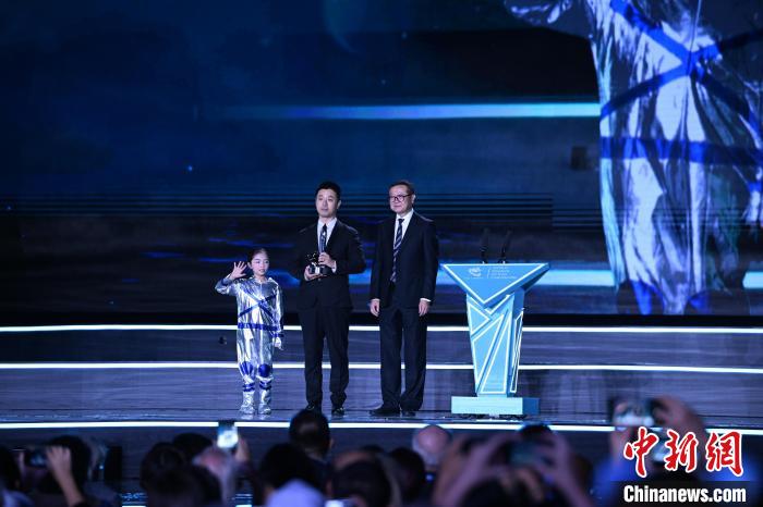 10月21日，2023雨果獎(jiǎng)在成都揭曉。中國(guó)科幻作家海漄憑小說《時(shí)空畫師》獲2023雨果獎(jiǎng)“最佳短中篇小說”?！D片由第81屆世界科幻大會(huì)組委會(huì)提供