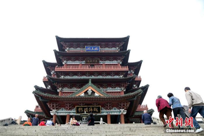 資料圖：中國(guó)農(nóng)歷九月初九，重陽(yáng)佳節(jié)。民眾來(lái)到位于江西南昌的滕王閣旅游區(qū)，登高祈福。<a target='_blank' href='/'><p  align=