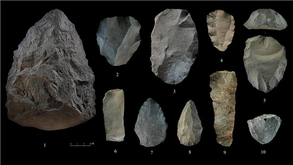 石制品 1.手斧 2、4、5.勒瓦婁哇石核（循環(huán)剝片法、優(yōu)先剝片法）3.勒瓦婁哇石葉石核 6.勒瓦婁哇石葉 7、8.勒瓦婁哇尖狀器 9.石葉 10.錐形石葉石核。中肯聯(lián)合考古隊供圖