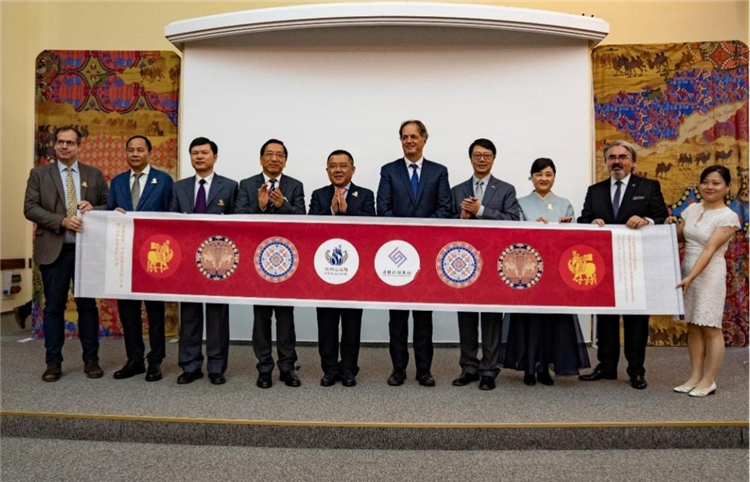 “絲路綺粲—中國絲綢藝術(shù)展”開幕式在匈牙利首都布達(dá)佩斯舉行。布達(dá)佩斯中國文化中心供圖