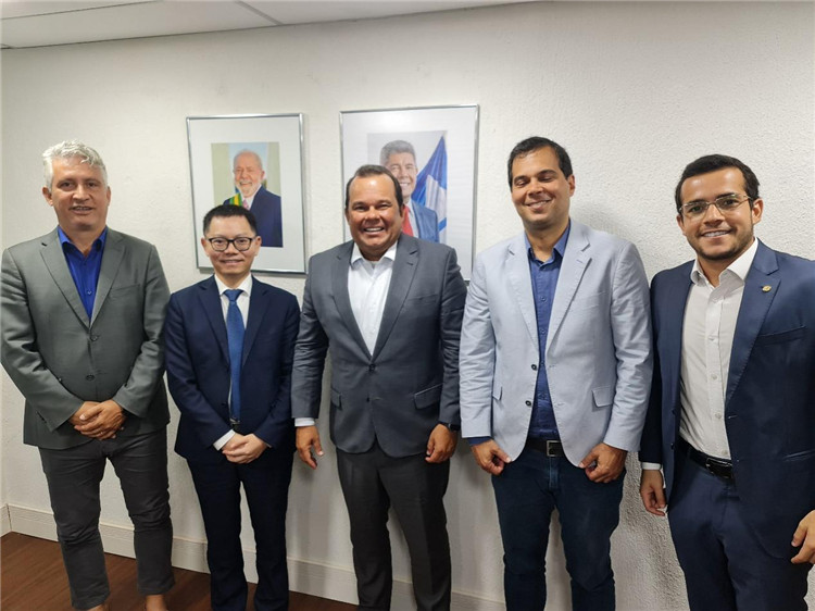 巴伊亞州副州長杰拉爾多·儒尼奧爾（中）與中國—巴伊亞州礦業(yè)委員會主要成員合影。巴西巴伊亞州“中國—巴伊亞州礦業(yè)委員會”供圖