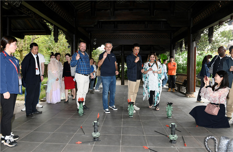 在安樂泉，中外記者體驗(yàn)投壺 趙橙涔攝