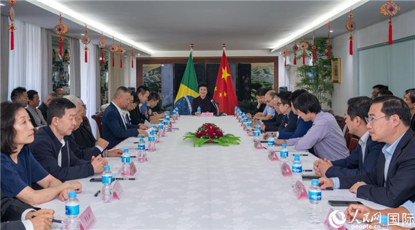 當地時間10月23日，國務院僑務辦公室主任陳旭（中）在巴西里約熱內盧出席國務院僑辦代表團與里約僑界座談會。  王天聰 攝