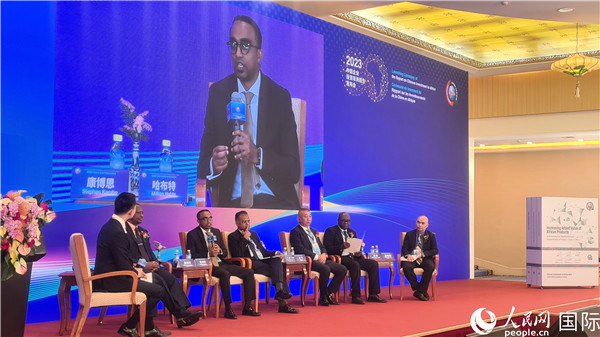 與會(huì)嘉賓展開(kāi)座談。人民網(wǎng)記者 萬(wàn)宇攝