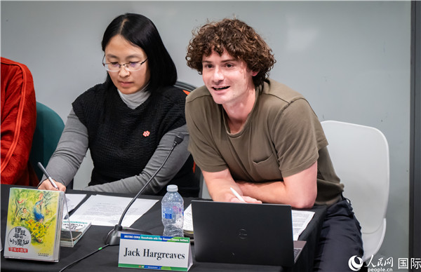 4、英國(guó)漢學(xué)家沈如風(fēng)對(duì)中國(guó)文學(xué)譯作的未來充滿期待。郭錦標(biāo)攝