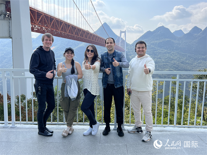 歐亞國家記者在壩陵河大橋下合影，并給大橋“點(diǎn)贊”。人民網(wǎng) 花放攝