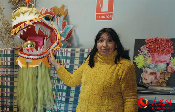 “熊貓閱覽室”一角。盧漢·梅洛為記者展示大使館贈送的龍頭。人民網(wǎng)記者 張若涵攝