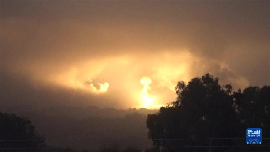 這張從以色列國(guó)防軍發(fā)布視頻中截取的圖片顯示，10月27日晚，以軍進(jìn)入加沙地帶開展地面行動(dòng)。新華社發(fā)