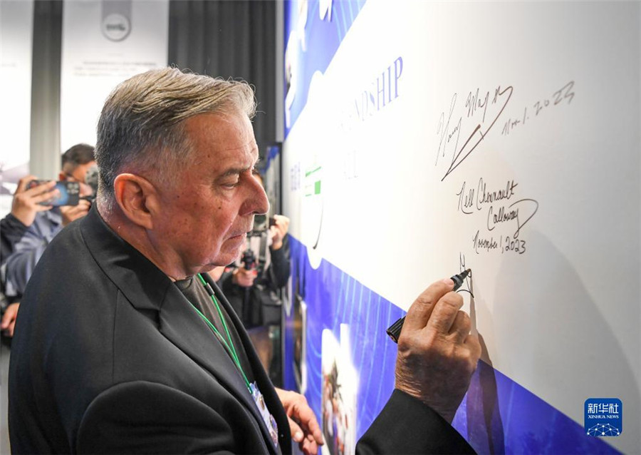 11月1日，美中航空遺產(chǎn)基金會主席格林在重慶史迪威博物館友誼墻上簽名。新華社記者 王全超 攝