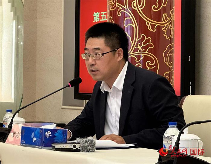 10月31日，歐美同學(xué)會(huì)副秘書長滕劍峰在第五屆中法文化論壇媒體吹風(fēng)會(huì)上講話。（人民網(wǎng) 謝瑩攝）