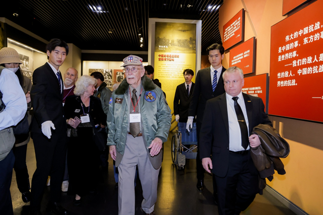 2023年10月30日，美國飛虎隊老兵梅爾·麥克馬倫一行參訪中國人民抗日戰(zhàn)爭紀念館。中國人民對外友好協(xié)會供圖