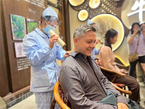   （外媒記者體驗艾灸。中國經(jīng)濟周刊記者 郭志強 攝）