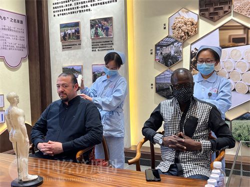   （外媒記者爭先恐后體驗艾灸，直呼神奇。中國經(jīng)濟周刊記者 郭志強 攝）
