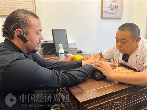   （外媒記者走進中醫(yī)堂，問診中醫(yī)名師。中國經(jīng)濟周刊記者 郭志強攝）