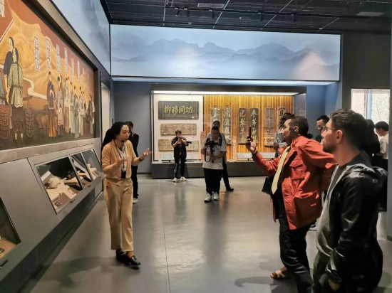  2023“一帶一路”媒體合作論壇聯(lián)合采訪團參觀中國藥都中醫(yī)藥博物館。（本報記者 黃超攝）