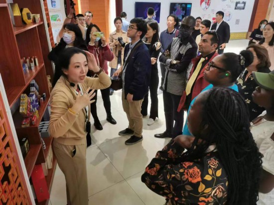 2023“一帶一路”媒體合作論壇聯(lián)合采訪團參觀仁和863科技園產(chǎn)品展示區(qū)。（本報記者 黃超攝）