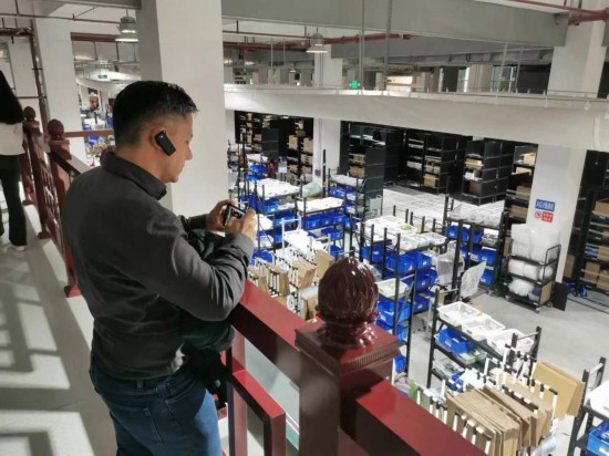 2023“一帶一路”媒體合作論壇聯(lián)合采訪團團員在仁和醫(yī)藥物流園拍攝記錄轉(zhuǎn)運流程。（本報記者 黃超攝）