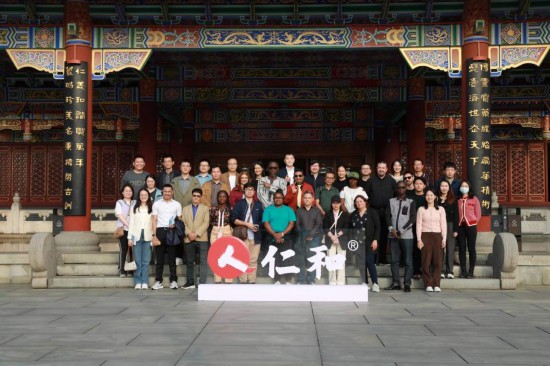 2023“一帶一路”媒體合作論壇聯(lián)合采訪團參觀仁和集團。（受訪者供圖）