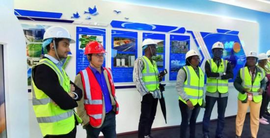   2023“一帶一路”媒體合作論壇聯(lián)合采訪團(tuán)走進(jìn)江西公司新余市綜合智慧零碳電廠展廳。（本報(bào)記者 周歡攝）