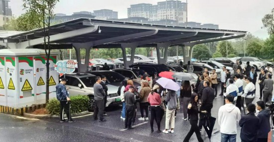   2023“一帶一路”媒體合作論壇聯(lián)合采訪團(tuán)參觀新余市分宜縣行政服務(wù)中心“光儲(chǔ)充放檢”項(xiàng)目。（受訪者供圖）