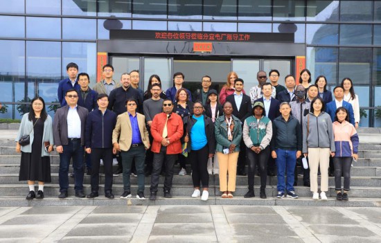   2023“一帶一路”媒體合作論壇聯(lián)合采訪團(tuán)參觀國(guó)家電投江西公司新余市綜合智慧零碳電廠。（受訪者供圖）