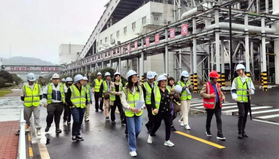   2023“一帶一路”媒體合作論壇聯(lián)合采訪團(tuán)走進(jìn)國(guó)家電投江西公司分宜電廠廠區(qū)。（本報(bào)記者 周歡攝）