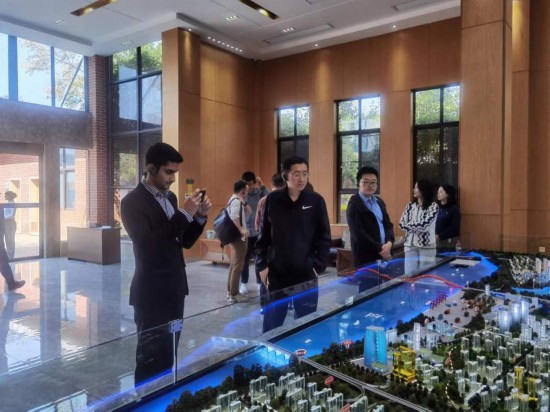 　　10月24日，2023“一帶一路”媒體合作論壇聯(lián)合采訪團(tuán)團(tuán)員在清水塘投資集團(tuán)招商服務(wù)中心參觀。本報記者 常雯宜攝