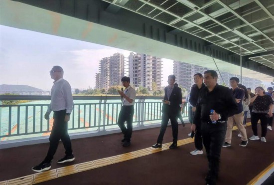 　　10月24日，2023“一帶一路”媒體合作論壇聯(lián)合采訪團(tuán)團(tuán)員走在清水塘大橋景觀通道上。本報記者 常雯宜攝