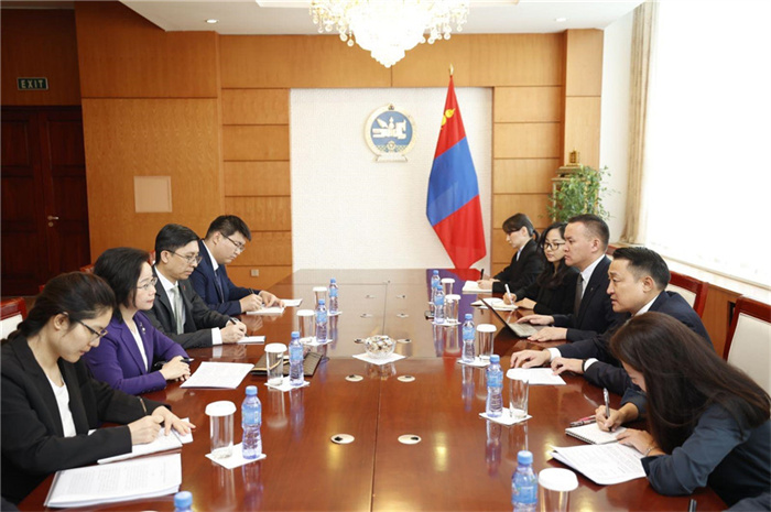 10月31日，中國駐蒙古國大使沈敏娟到任拜會(huì)蒙政府辦公廳主任兼蒙古人民黨總書記阿瑪爾巴伊斯格楞。中國駐蒙古使館供圖