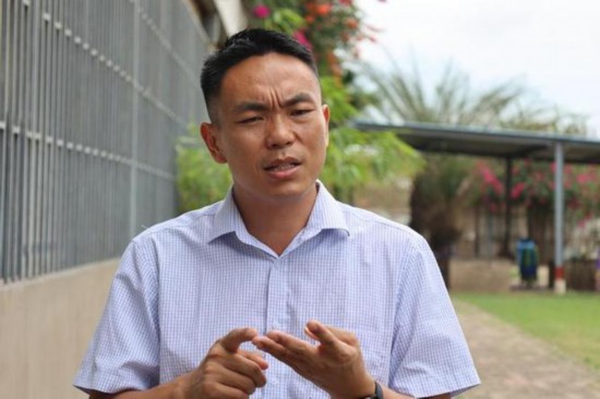   2023年10月24日，在加納特馬市，胡振興接受新華社采訪。（新華社發(fā)/賽特攝）