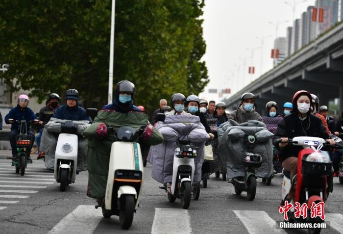 11月3日，河北石家莊迎降溫天氣，市民“捂”裝出行。 <a target='_blank' href='/'><p  align=