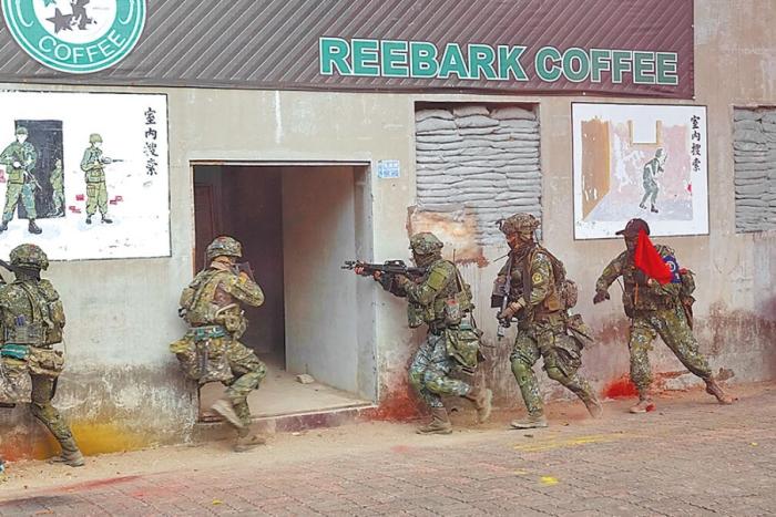 圖為2022年臺(tái)陸軍步訓(xùn)部學(xué)員模擬城鎮(zhèn)戰(zhàn)。圖片來(lái)源：臺(tái)灣《中國(guó)時(shí)報(bào)》。