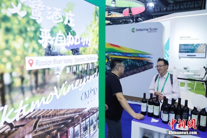 11月6日，參觀者與展臺(tái)工作人員交流。當(dāng)日，第六屆中國(guó)國(guó)際進(jìn)口博覽會(huì)在國(guó)家會(huì)展中心(上海)舉行。據(jù)上海美國(guó)商會(huì)官網(wǎng)消息，為進(jìn)一步加強(qiáng)中美經(jīng)貿(mào)聯(lián)系，上海美國(guó)商會(huì)與美國(guó)農(nóng)業(yè)部合作參展2023年第六屆中國(guó)國(guó)際進(jìn)口博覽會(huì)。今年是美國(guó)政府首次設(shè)立官方展館。<a target='_blank' href='/'><p  align=