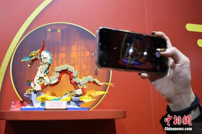 第六屆中國國際進口博覽會舉行，消費品展區(qū)展出以生肖龍為題材的中國元素產(chǎn)品。<a target='_blank' href='/'><p  align=