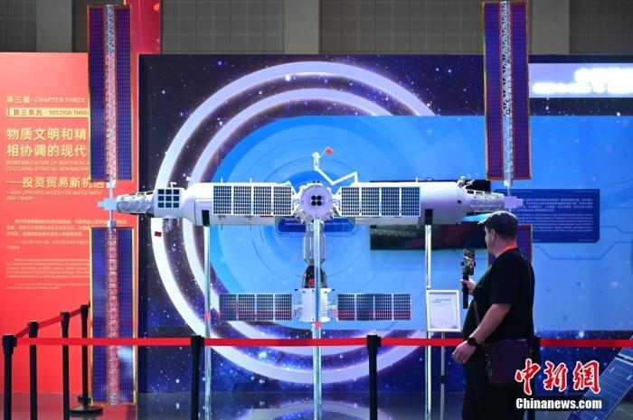 11月5日，觀眾在進博會中國館參觀拍攝中國空間站模型。<a target='_blank' href='/'><p  align=