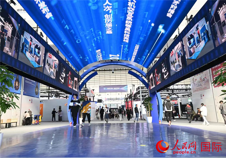 11月7日上午，2023年世界互聯(lián)網(wǎng)大會(huì)“互聯(lián)網(wǎng)之光”博覽會(huì)在浙江烏鎮(zhèn)開(kāi)幕。人民網(wǎng)記者 葉賓得攝