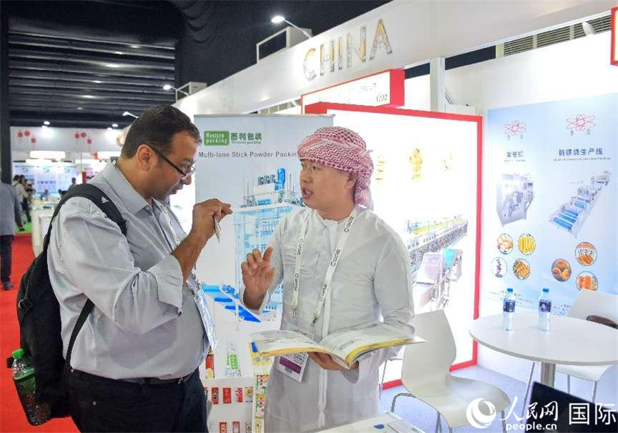 中外展商交流。 人民網(wǎng)塔里克·易卜拉欣攝